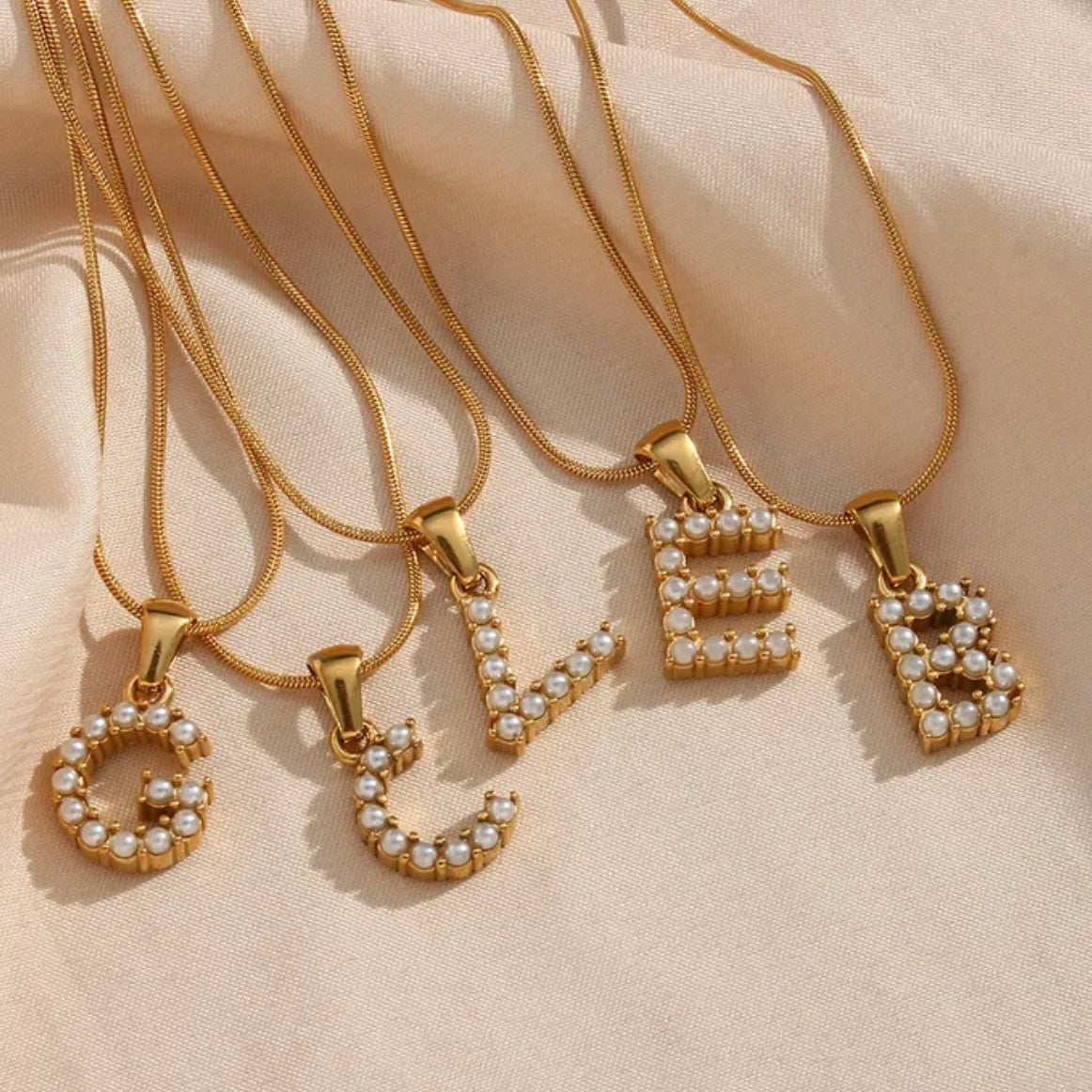 COLLAR INICIAL PERLA
